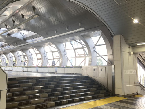 大崎駅東口の屋根付きO歩道橋